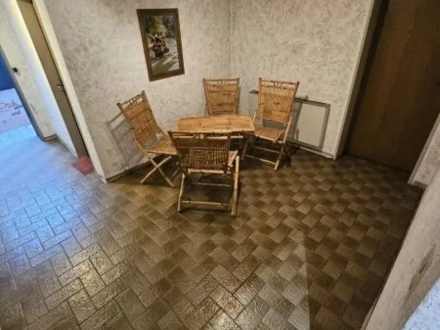 Geräumtes, besenreines Wohnzimmer nach der Entrümpelung im Ruhrgebiet