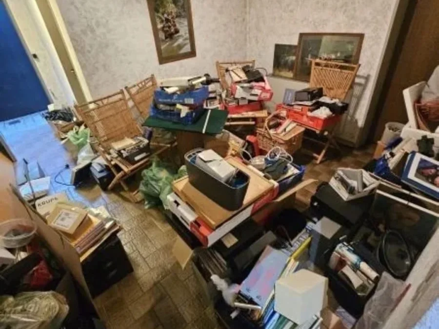 Vollgestelltes Wohnzimmer vor der Entrümpelung im Ruhrgebiet – Möbel und Hausrat überall