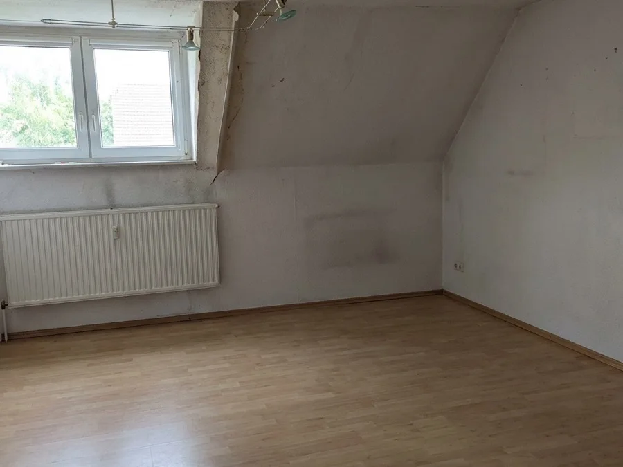 Leeres, besenreines Schlafzimmer nach der Haushaltsauflösung im Ruhrgebiet