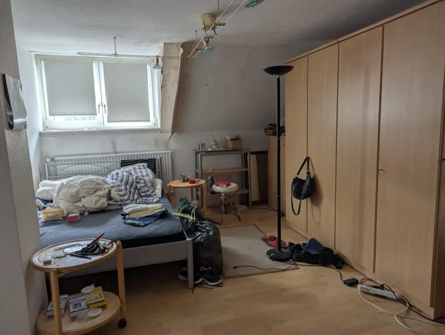 Schlafzimmer mit Möbeln und Hausrat vor der Haushaltsauflösung im Ruhrgebiet